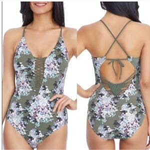 Ambrielle Flattering Women’s One-piece Swimsuit, never been worn. Size Large